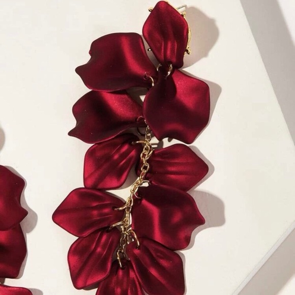 NWT SHEIN Petal Drop Earrings - Picture 3 of 3